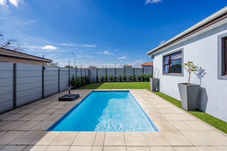 4 Bedroom Property for Sale in Wellway Park Western Cape